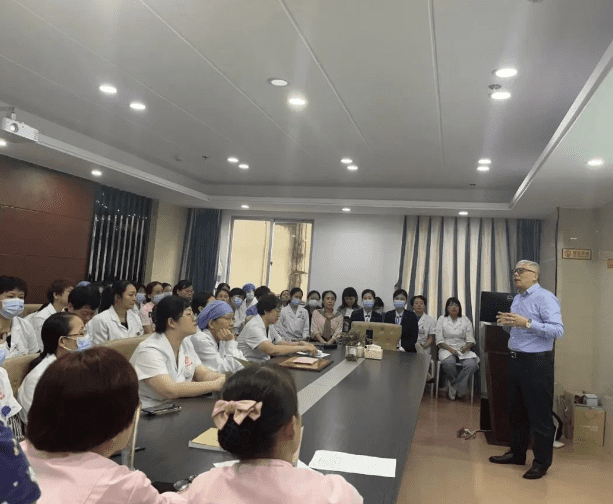 以微笑凝聚力量，以专业谱写华彰|海口玛丽医院召开“优质服务月”表彰大会