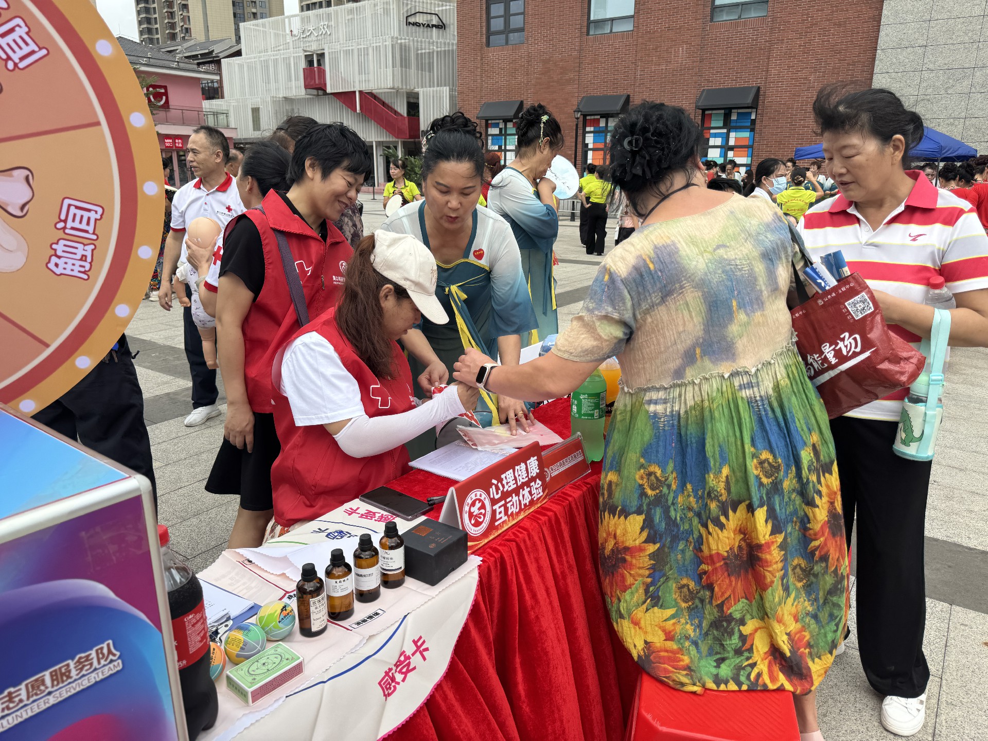 海口玛丽医院志愿服务队亮相艺术周，专业心理服务守护青少年成长